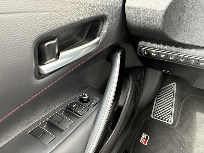 Toyota Corolla 2.0 HSD e-CVT GR Sport - fotka 13 z 23