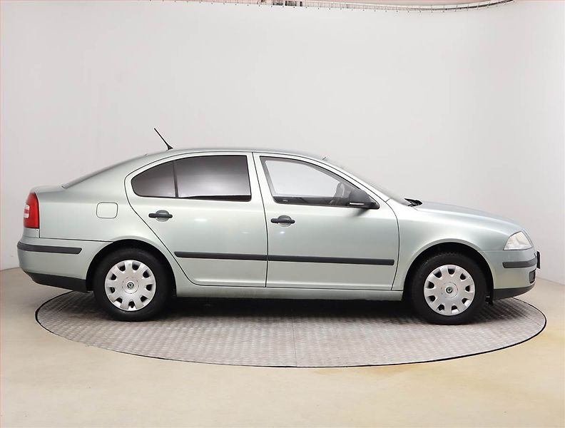 Škoda Octavia (2011) 1.6, Serv.kniha - fotka 6 z 15