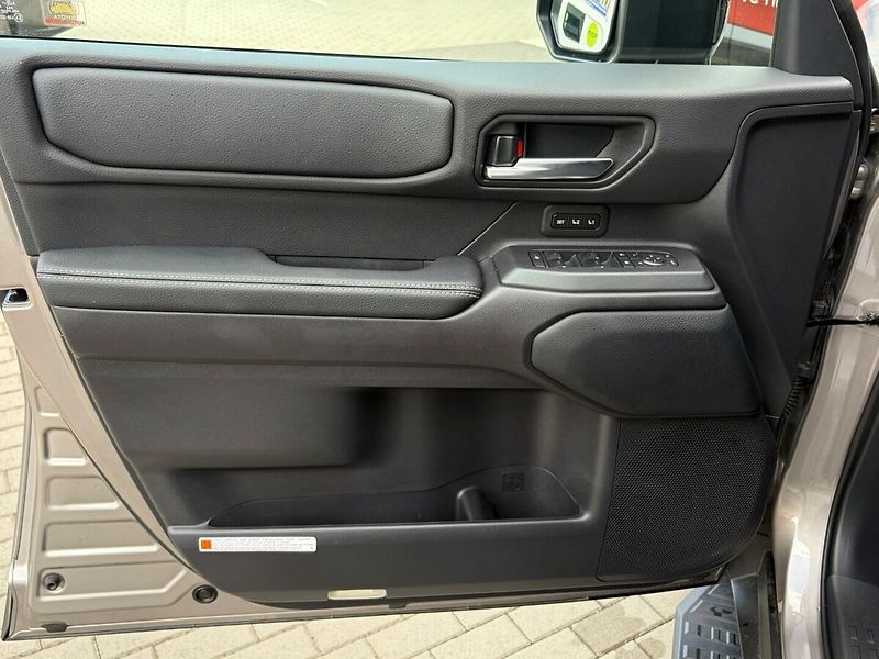 Toyota Land Cruiser 2.8 Executive - fotka 5 z 21