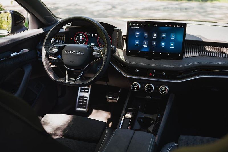 Škoda Superb (2025) 2.0 TDI, Sportline, HUD, Paměť - fotka 3 z 30