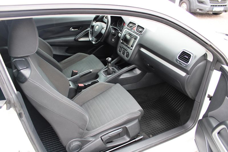 Volkswagen Scirocco (2009) 1,4TSI KLIMA XENONY ALU 19 - fotka 13 z 16