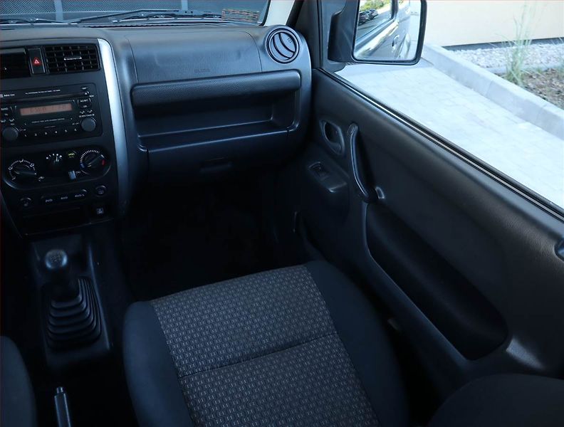 Suzuki Jimny (2012) 1.3 16V, 4X4, Park. senzory - fotka 8 z 13