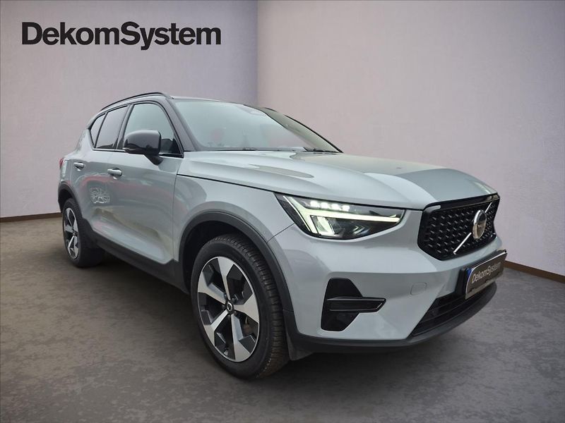 Volvo XC40 2,0 B3 Plus Dark - fotka 2 z 19