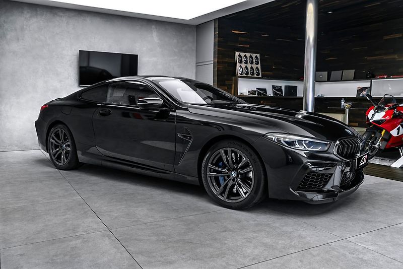 BMW M8 Coupe Competition Night Carbon - fotka 4 z 23