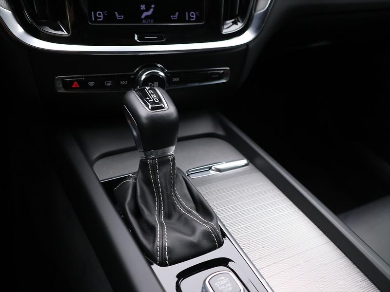 Volvo V60 2,0 T5 184kW Drive-E R-Design - fotka 24 z 34