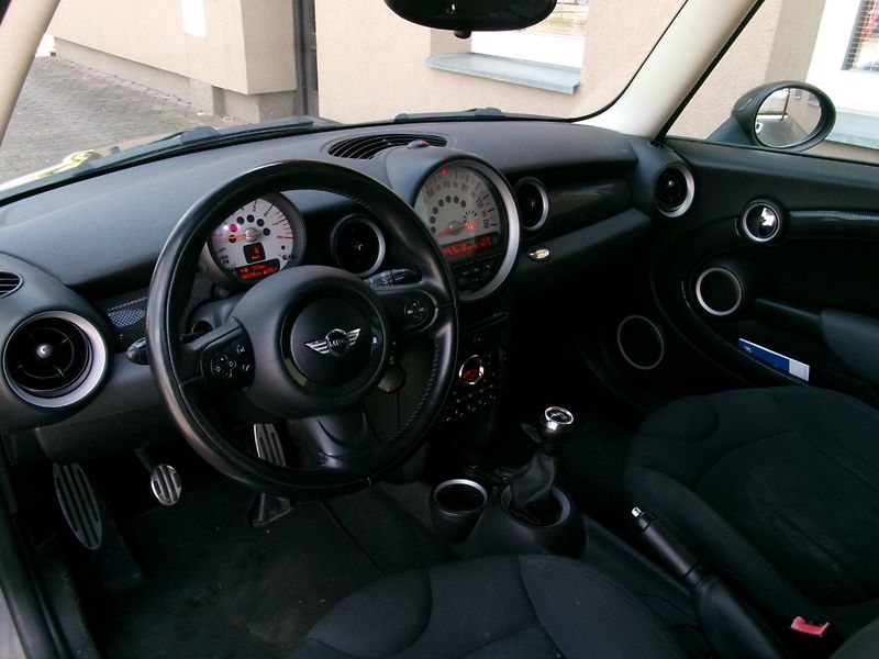 Mini Cooper S (2011) 1,6i AC TEMP ALU 135kW - fotka 24 z 28