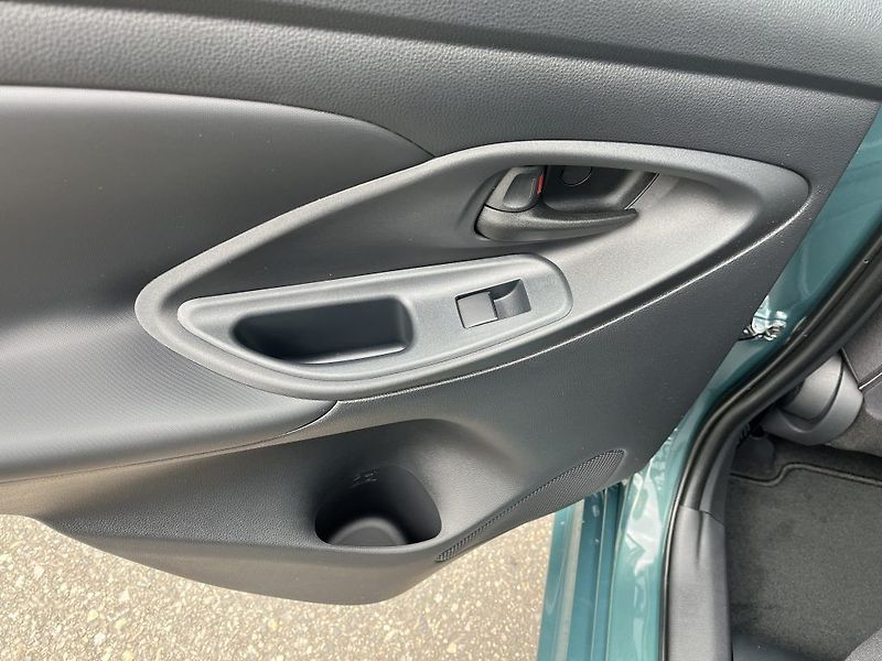 Toyota Yaris 1.5L HEV116 CVT Comfort - fotka 9 z 26
