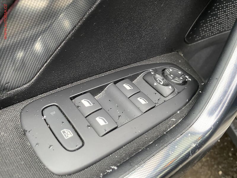 Peugeot 2008 (2016) 1.6 HDi, Allure, navi - fotka 13 z 20