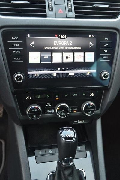 Škoda Octavia combi4x4 110 kW DSG Black line - fotka 10 z 42