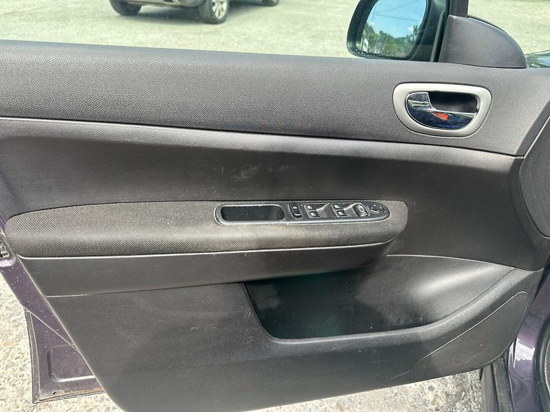 Peugeot 307 1.6i 80kw/2 sady pneu - fotka 10 z 17