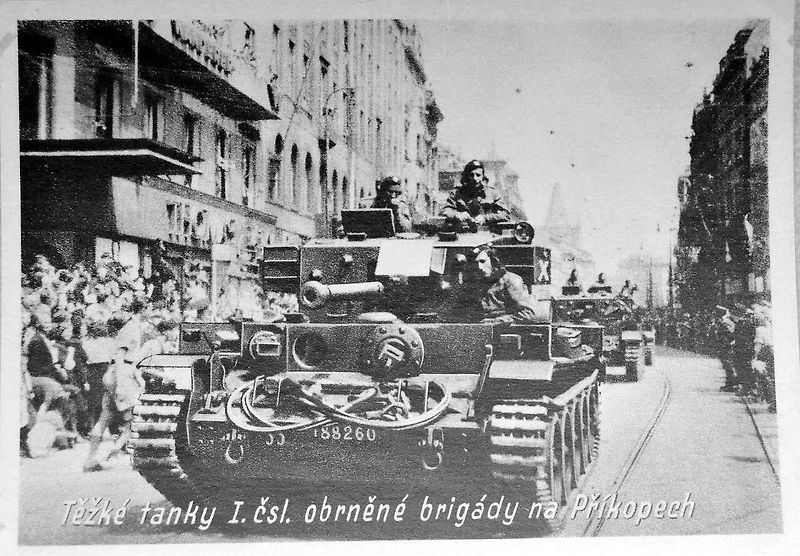 Po příjezdu do osvobozené vlasti byly tanky Cromwell středem pozornosti.