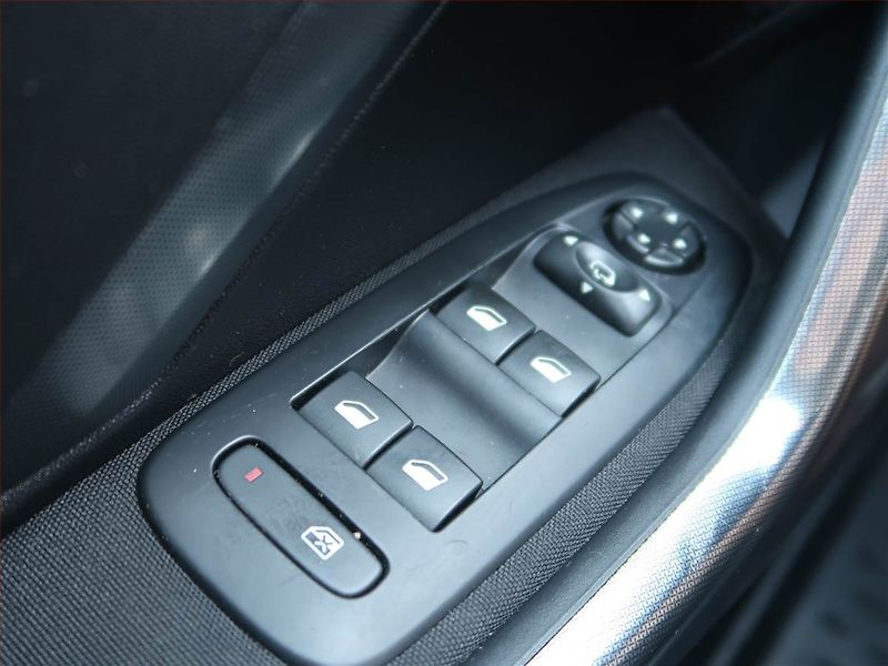 Peugeot 2008 (2015) 1.2 PureTech, Navi, Tempomat - fotka 17 z 17
