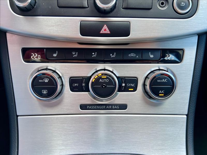 Volkswagen Passat 2,0 TDi DSG HIGHLINE / NAVI - fotka 33 z 42