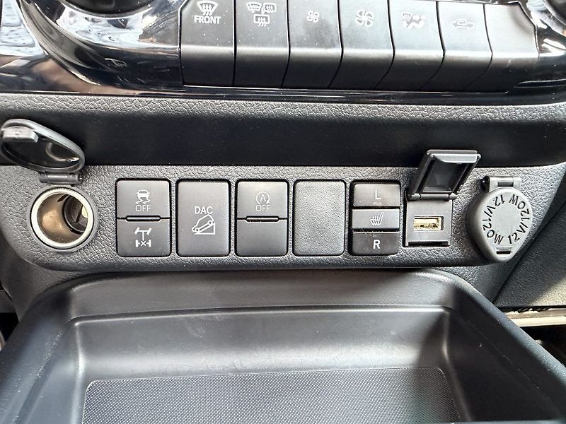 Toyota Hilux 2.8D, Executive, DPH, 8tis km - fotka 24 z 26