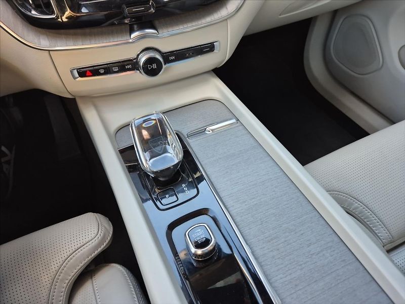 Volvo XC60 2,0 T6 AWD RECHARGE PANORAMA - fotka 15 z 17
