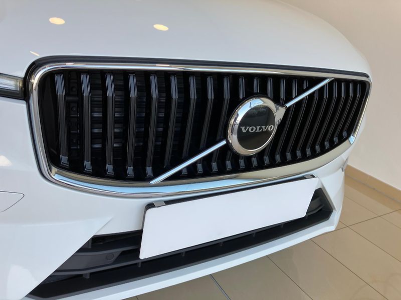 Volvo XC60 B4 FWD Momentum PRO AT8 - fotka 3 z 47