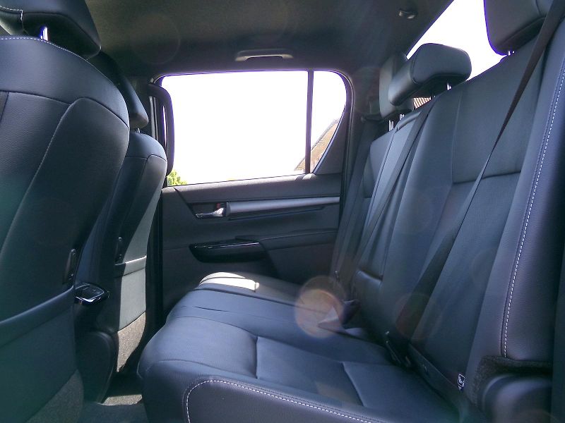 Toyota Hilux (2026) DOUBLE CAB 2,8D INVINCIBLE 4x4 - fotka 8 z 14