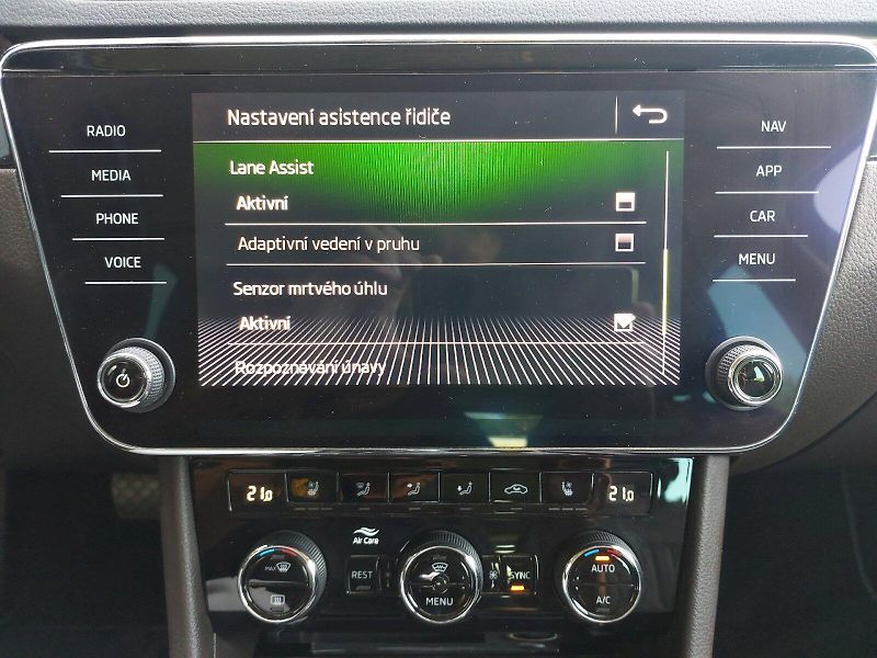 Škoda Superb (2019) Combi L&K DSG 4x4 2,0TDi 140kW - fotka 20 z 35