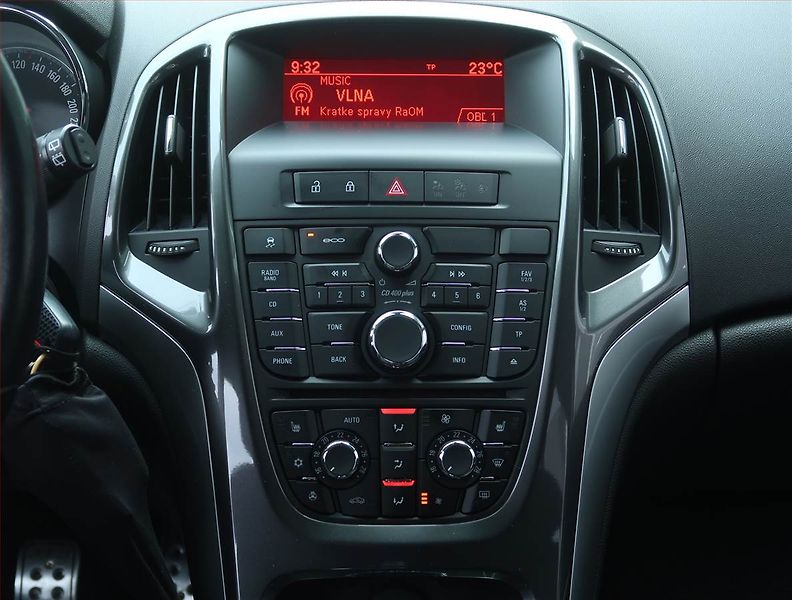 Opel Astra (2014) 1.6 T, Xenony, Tempomat - fotka 12 z 17