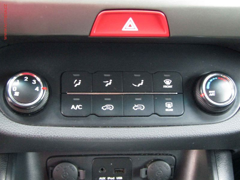 Kia Sportage (2011) 1.7CRDi, 2.maj,ČR, AC, tažné - fotka 12 z 18