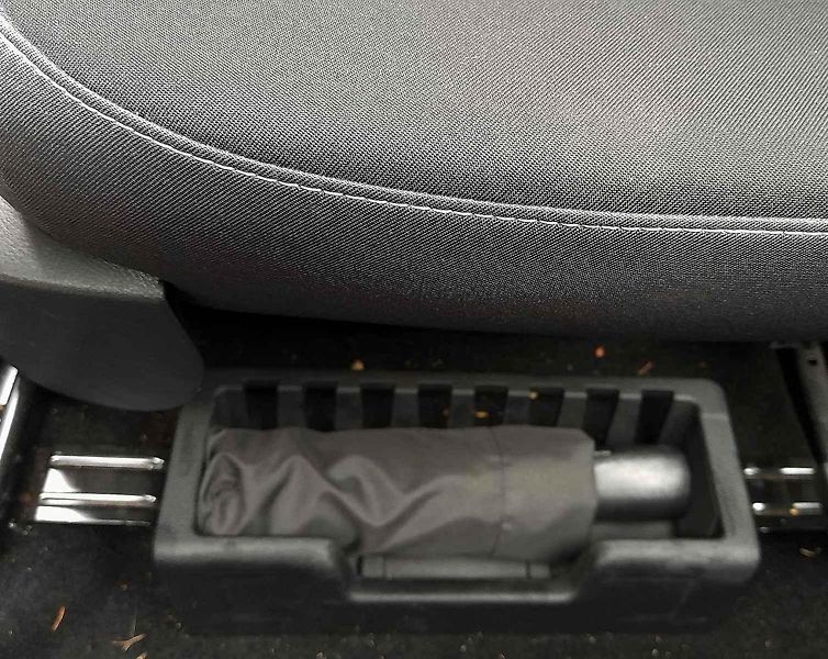 Deštník, který je ve výbavě vozů Škoda Fabia, má svou schránku pod sedadlem spolujezdce.