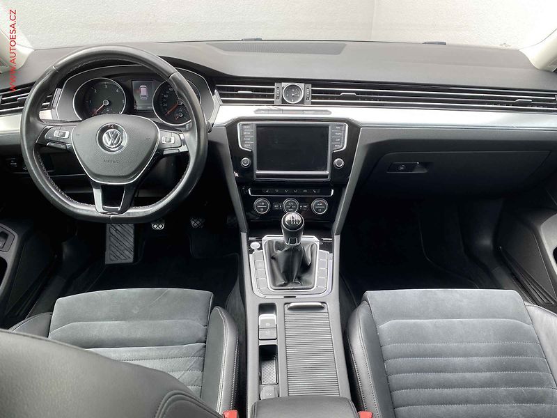 Volkswagen Passat (2015) 2.0TDI, LED, navi - fotka 8 z 18