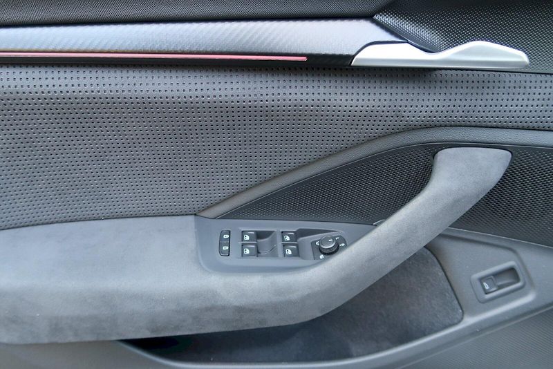 Škoda Superb (2025) Combi SportLine  2,0 TSi/150 k - fotka 17 z 33