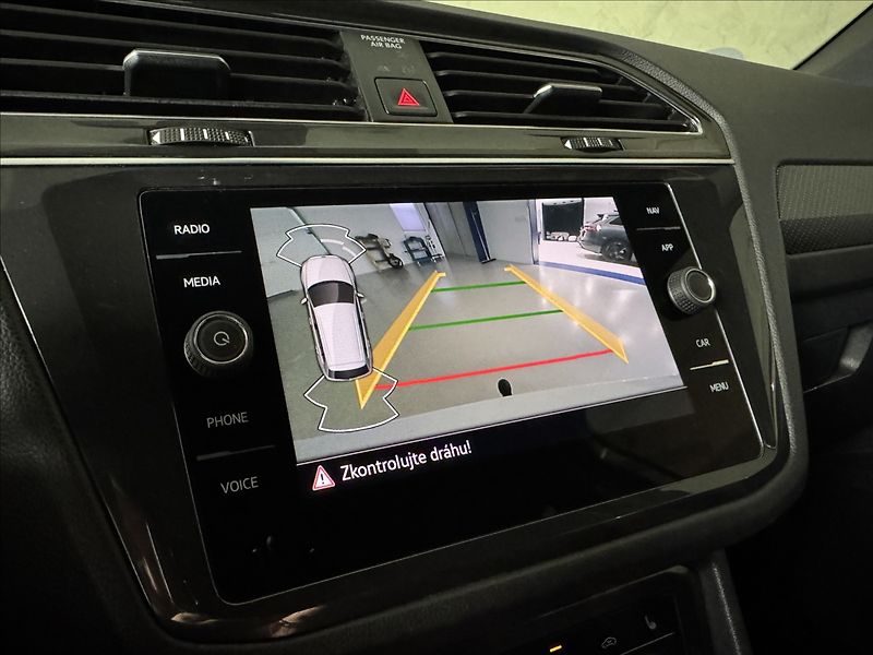Volkswagen Tiguan 2,0 TDi  DSG R-Line IQ Light K - fotka 30 z 46