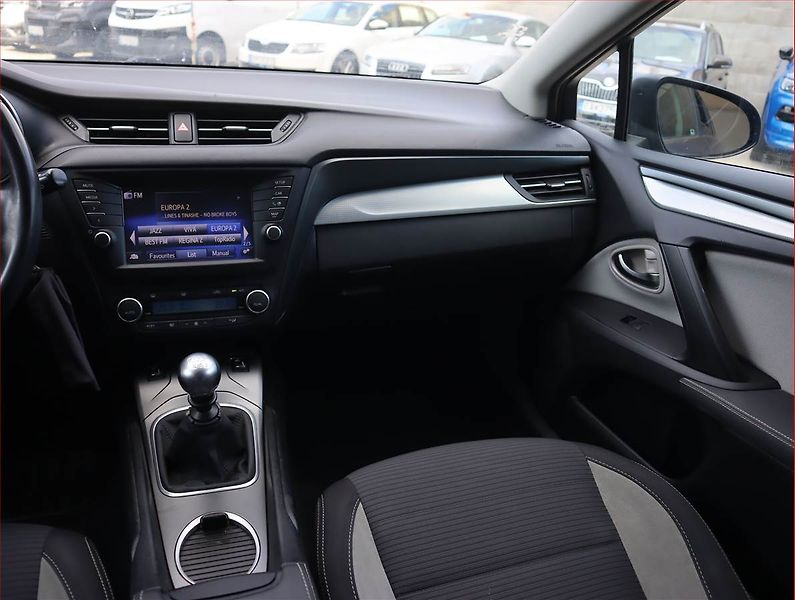 Toyota Avensis (2016) 2.0 D-4D, Serv.kniha, Navi - fotka 8 z 18