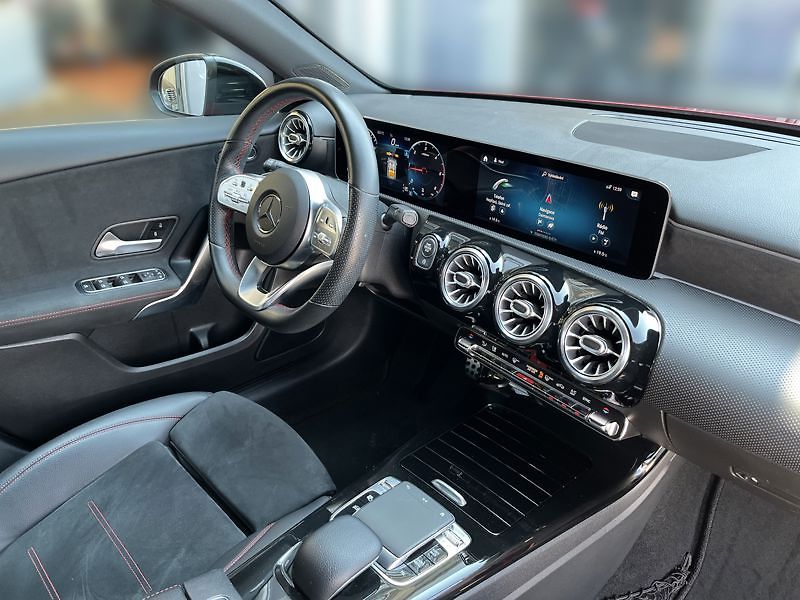 Mercedes-Benz Třídy A A-Třída 180d AMG Line Night - fotka 18 z 20