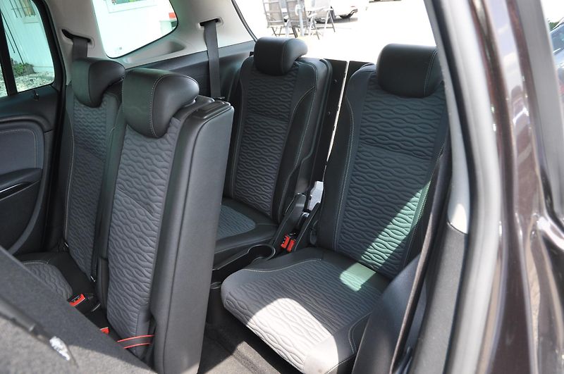 Opel Zafira TOURER 2.0CDTi 96kW 7.míst - fotka 10 z 19