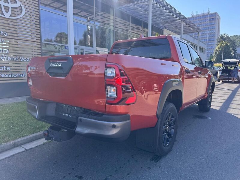 Toyota Hilux 2.8 Invincible 4x4 - fotka 3 z 13