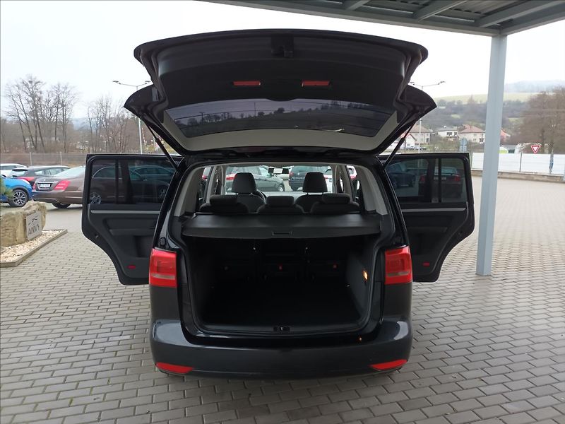Volkswagen Touran 1,4 TSI,SERVIS,TAŽNÉ,VÝHŘEV - fotka 19 z 43