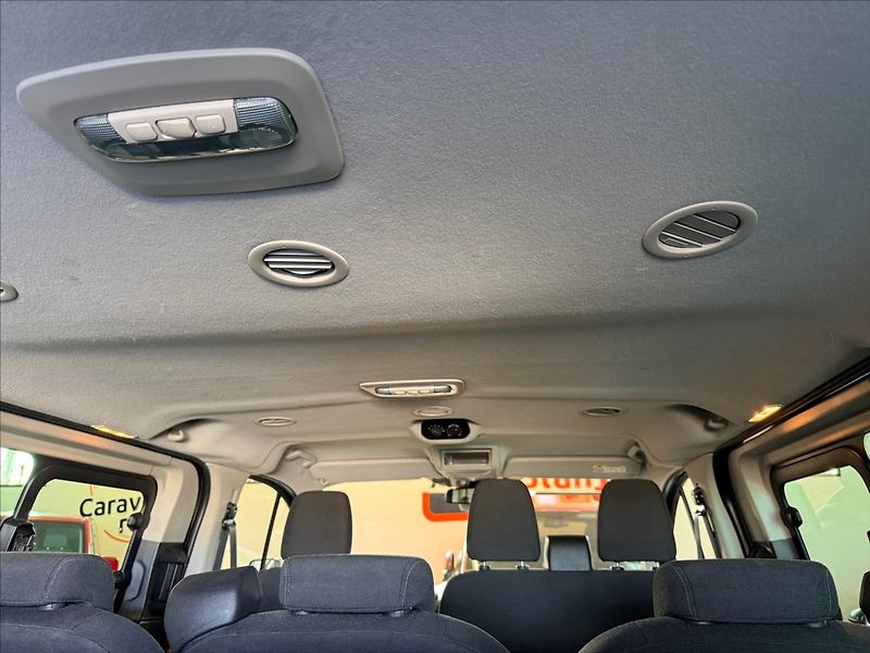 Ford Tourneo Custom 2,2 9míst,92kW,po servisu - fotka 23 z 26