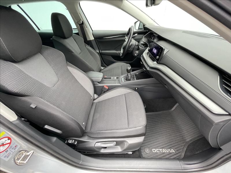 Škoda Octavia 2,0 TDI Combi Ambition Plus - fotka 18 z 24