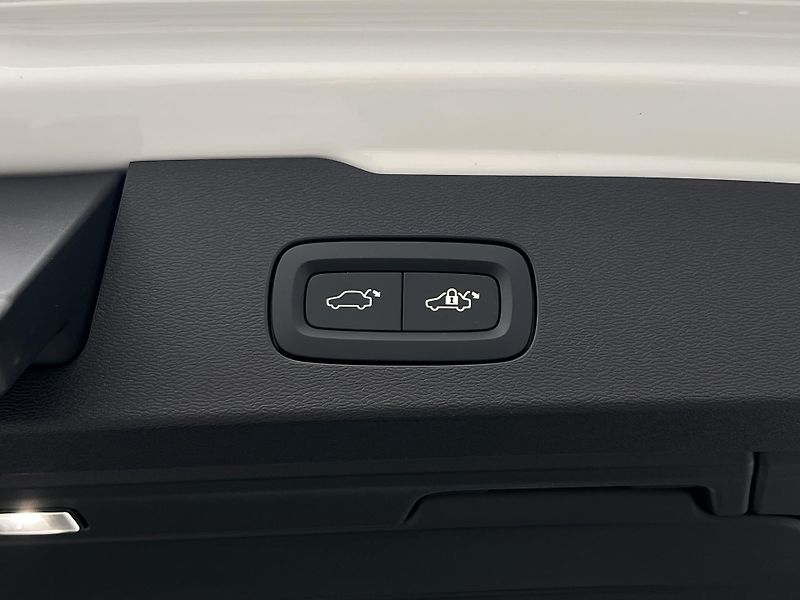 Volvo V60 (2026) B4 PLUS DARK AUT - fotka 17 z 44