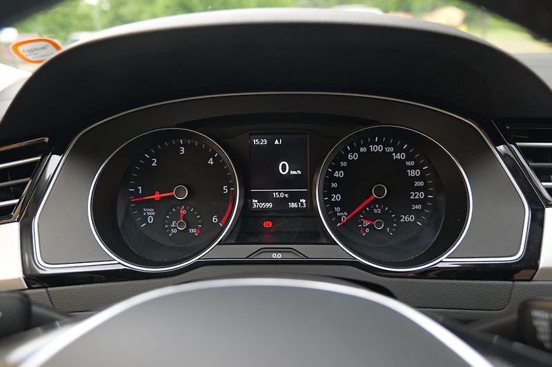 Volkswagen Passat 2.0 TDI 110 kW DCC BLIS ACC Ta - fotka 19 z 34