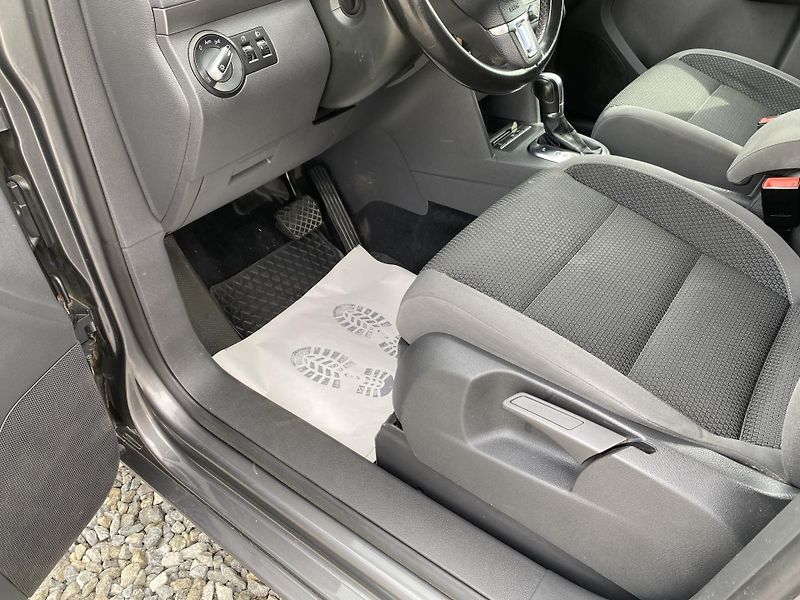 Volkswagen Touran 2.0TDi 140PS DSG TAŽNÉ - fotka 40 z 47