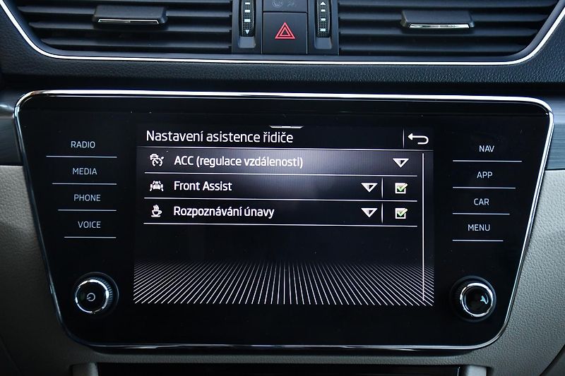 Škoda Superb 2.0TDi147kW STYL DSG 4X4 ČR 1M - fotka 34 z 42