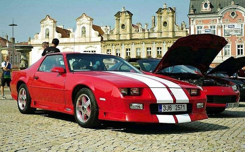 Sraz amerických vozů Chevrolet Camaro a Pontiac Firebird v Kolíně.