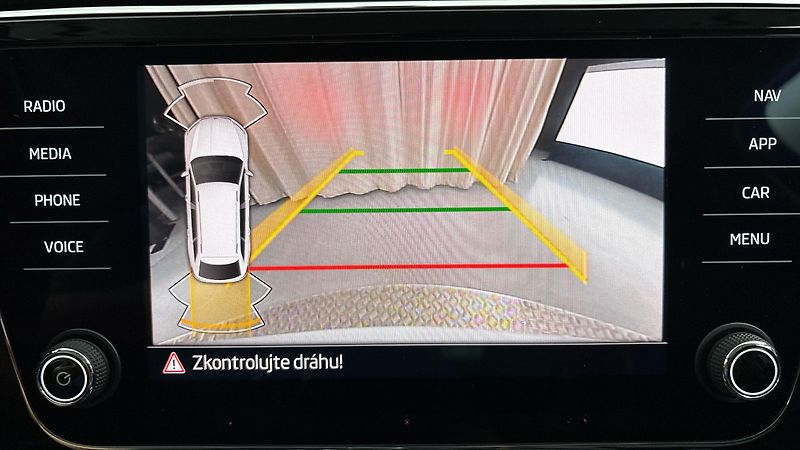 Škoda Superb 2.0 TDI DSG Style Combi - fotka 12 z 28