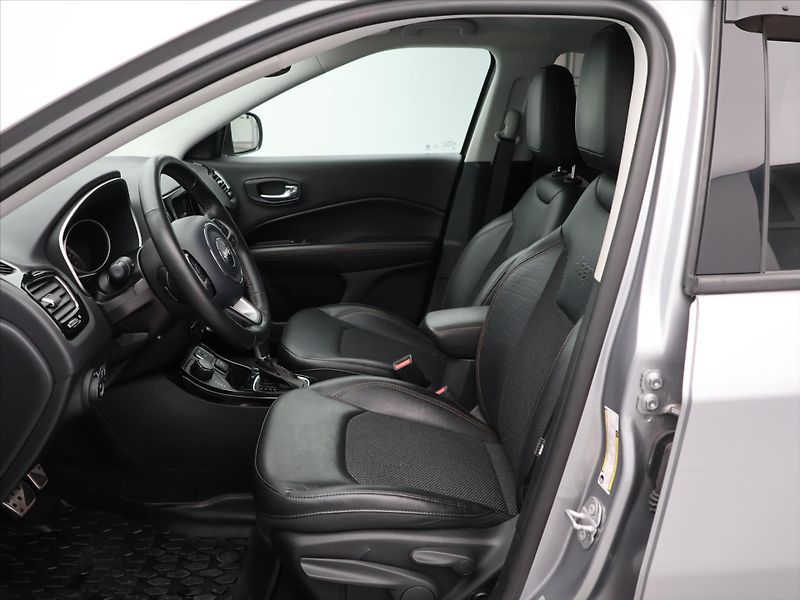 Jeep Compass 1,4 MultiAir Aut. 4WD Limited - fotka 10 z 23