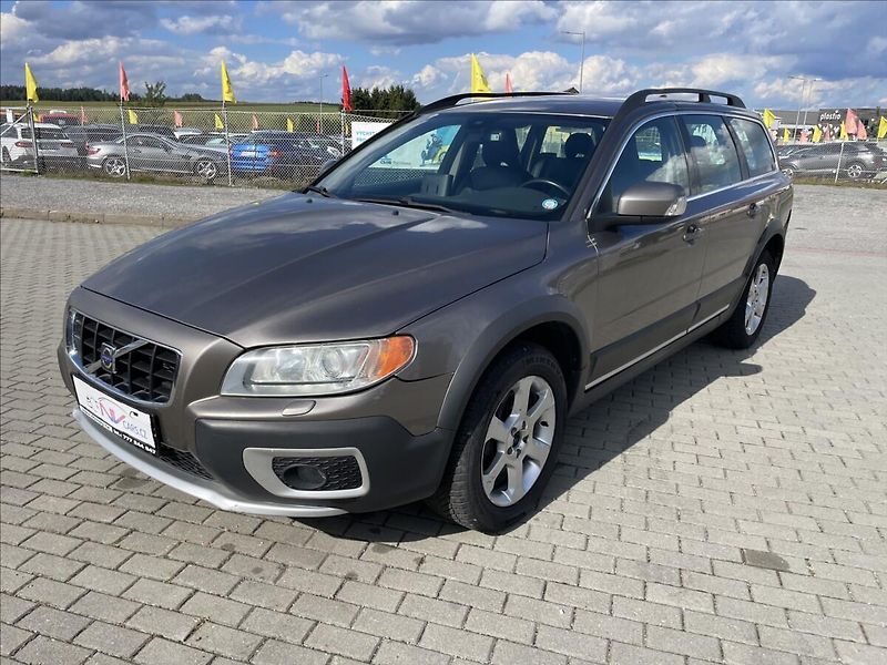 Volvo XC70 2,4 D5 151kw AWD Geartronic Mo - fotka 1 z 35