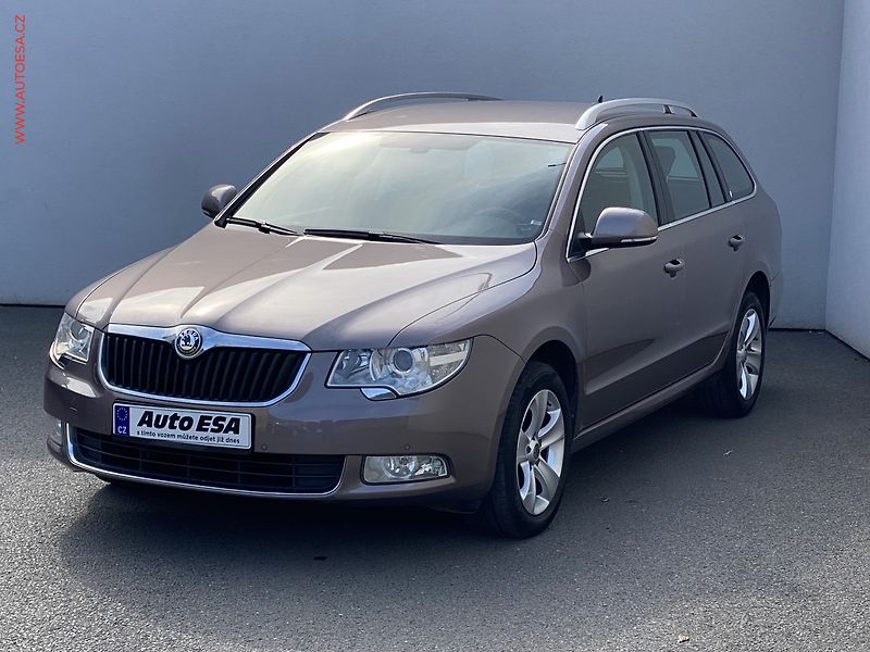 Škoda Superb (2010) 2.0 TDI, DSG, xenon, AC - fotka 3 z 16