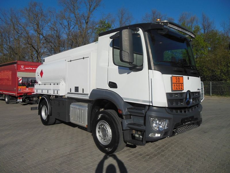 Mercedes-Benz 1832 Arocs, ADR, Cisterna pro - fotka 2 z 39