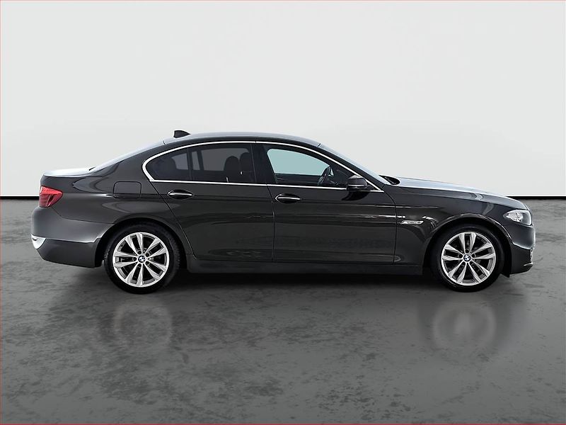 BMW Řada 5 (2013) Luxury Line 520d, Navi - fotka 6 z 19