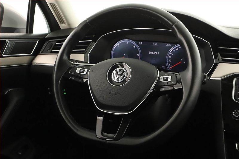 Volkswagen Passat (2016) Highline 2.0 TDI, Navi - fotka 8 z 16