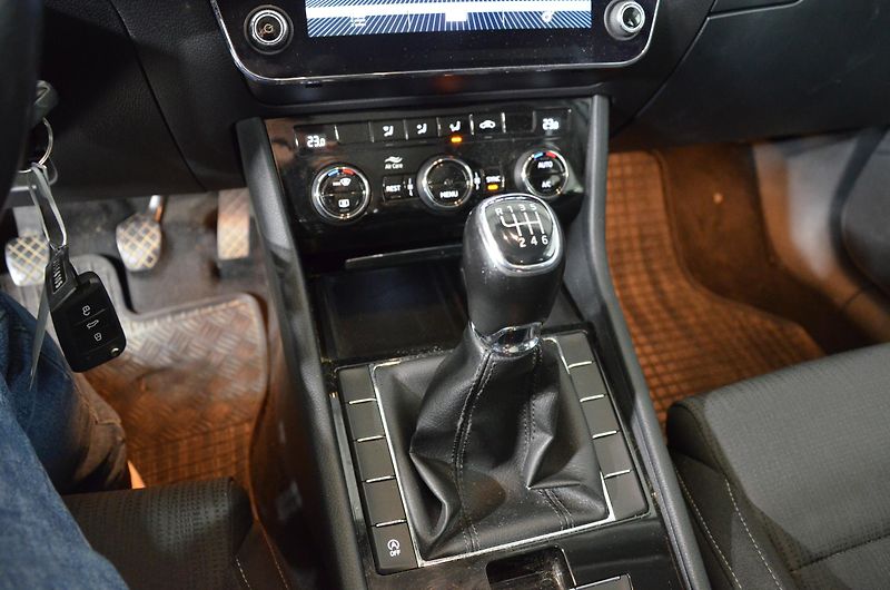 Škoda Superb (2018) 2.0TDi 110kw Ambition - fotka 15 z 18
