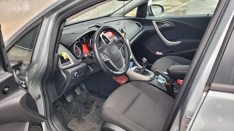 Opel Astra (2012) 1,7 CDTI 92KW - fotka 14 z 17