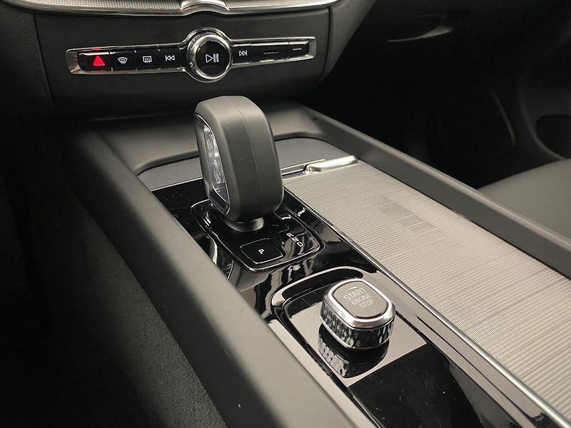 Volvo XC60 B5 AWD DARK PLUS REZERVACE - fotka 27 z 57